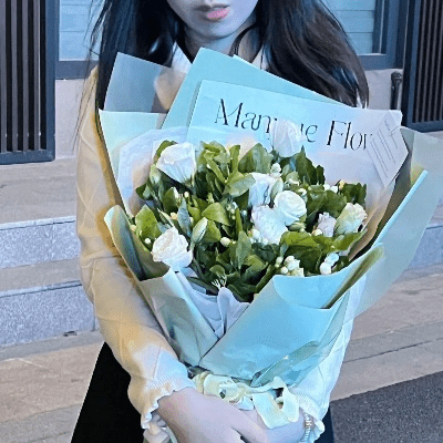 抱花束拍照姿势图片 抱花束拍照姿势图片
