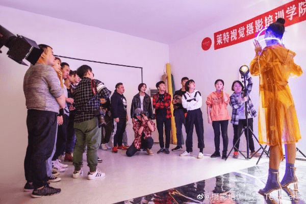 走进成都王老师摄影,服装摄影培训机构的别样精彩 走进成都王老师摄影,服装摄影培训机构的别样精彩