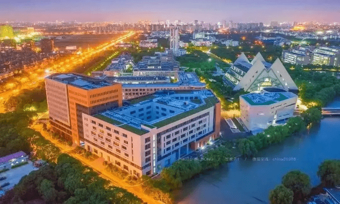 从上海工程技术大学摄影专业到成都王老师摄影，一场光影之旅