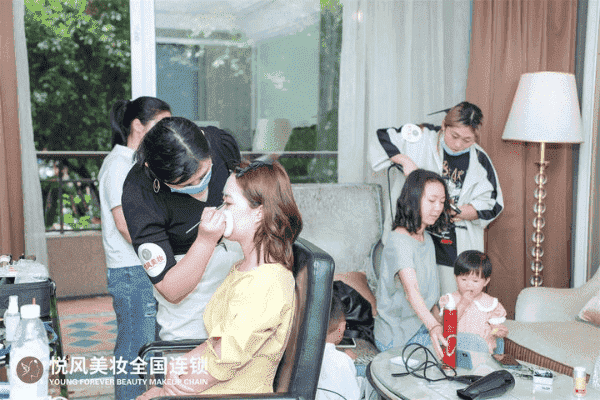 来成都树莓教育，开启化装摄影奇妙之旅