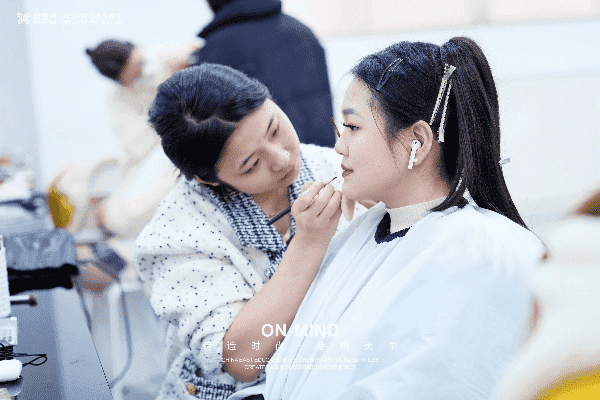 来成都树莓教育，开启化装摄影奇妙之旅