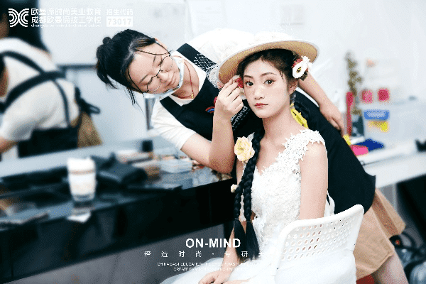 来成都树莓教育，开启化装摄影奇妙之旅