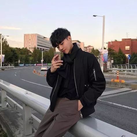 拍照姿势男士帅气 拍照姿势男士帅气