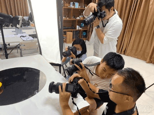 成都树莓教育，开启人像摄影师深圳培训的奇妙之旅