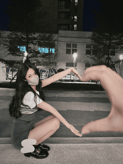 h4，女孩儿拍照时抬手比心超甜腻