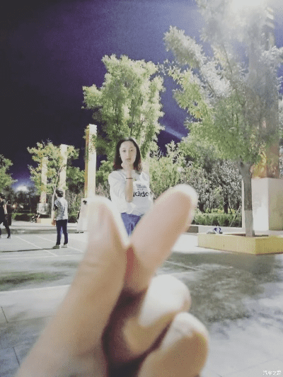h4，女孩儿拍照时抬手比心超甜腻