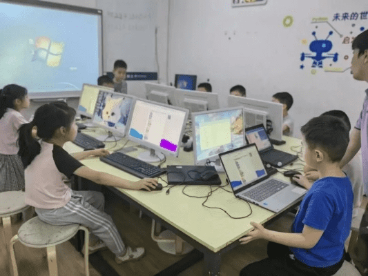 跟着成都树莓教育，开启科技视频培训的奇妙之旅
