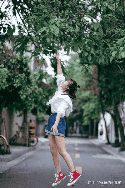 拍照时如何摆姿势自然好看 拍照时如何摆姿势自然好看