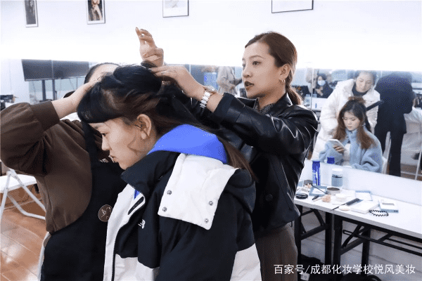 成都树莓教育，开启影楼化妆培训的奇妙之旅