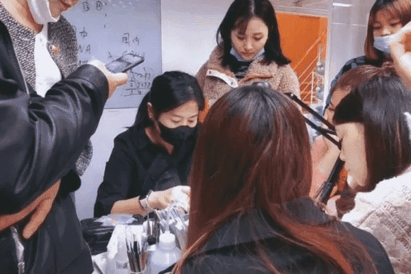 成都树莓教育，开启影楼化妆培训的奇妙之旅