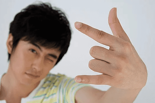 男士拍照手势图片，那些手到擒来的帅气姿势
