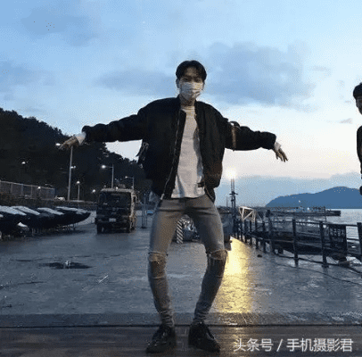 男生拍照比较酷的姿势